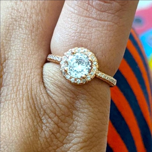 Center of My Universe Round Halo Ring - Picture 11 of 12